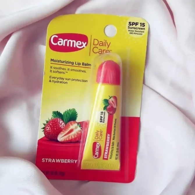 Зволожуючий бальзам для губ зі смаком полуниці Carmex Daily Care Strawberry SPF 15 10 г купити в Україні 2