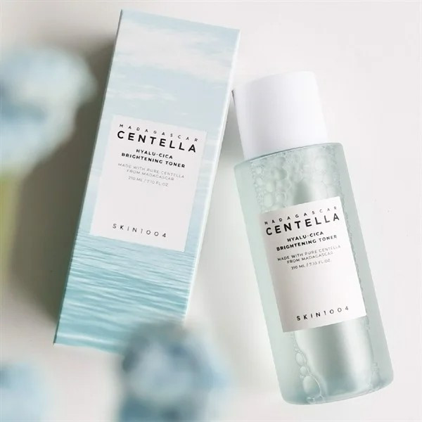 Освітлювальний тонер з центелою та гіалуроновою кислотою SKIN1004 Madagascar Centella Hyalu-Cica Brightening Toner 210 мл купити в Україні 2