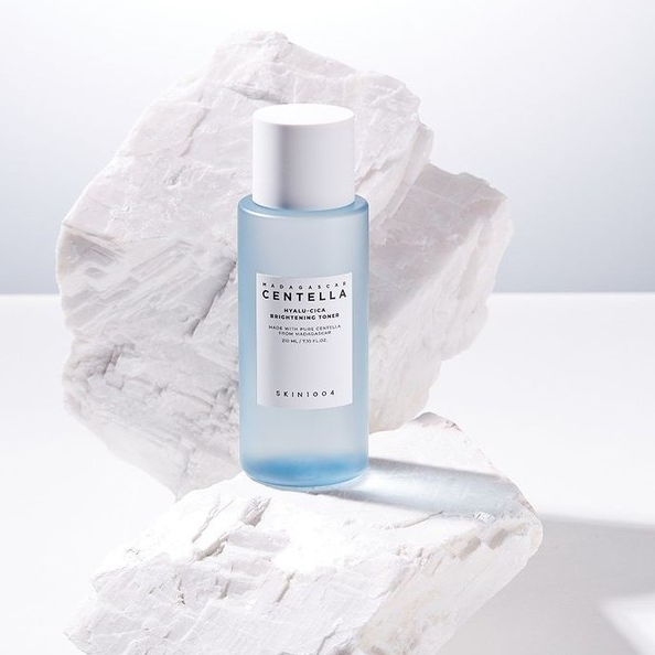 Освітлювальний тонер з центелою та гіалуроновою кислотою SKIN1004 Madagascar Centella Hyalu-Cica Brightening Toner 30 мл купити в Україні 3