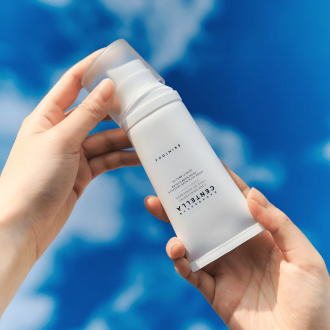 Сонцезахисний крем що освітлює з тоном для обличчя SKIN1004 Madagascar Centella Tone Brightening SPF50 Tone-Up Sunscreen 50 мл купити в Україні 2