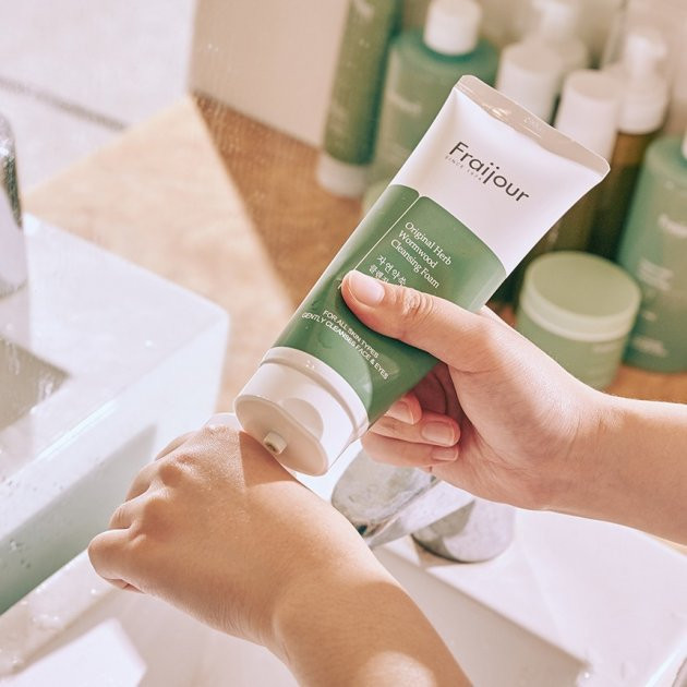 Пінка для вмивання з рослинними екстрактами Fraijour Original Herb Wormwood Cleansing Foam 150 мл купити в Україні 4