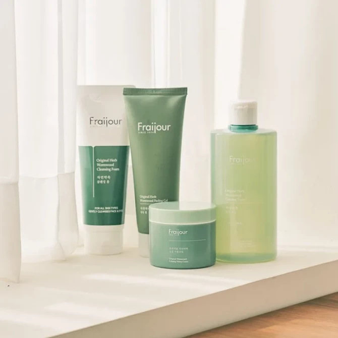 Пінка для вмивання з рослинними екстрактами Fraijour Original Herb Wormwood Cleansing Foam 150 мл купити в Україні 5