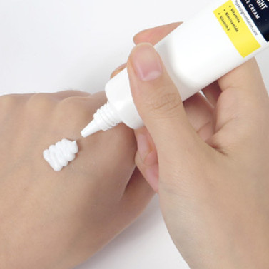 Освітлюючий крем для шкіри навколо очей з вітаміном С Coxir Vita С Bright Eye Cream 30 мл купити в Україні 3