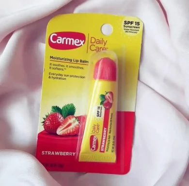 Зволожуючий бальзам для губ зі смаком полуниці Carmex Daily Care Strawberry SPF 15 10 г купити в Україні 2