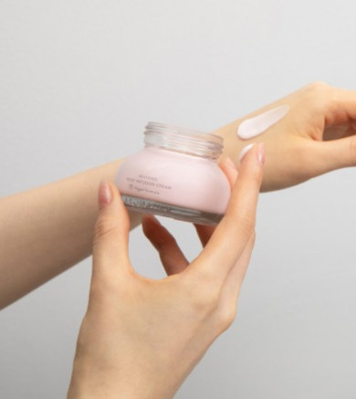 Зволожуючий омолоджуючий крем з екстрактом троянди AROMATICA Reviving Rose Infusion Cream 50 мл купити в Україні 5