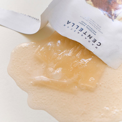 Тканинна маска що відновлює та зволожує з екстрактом центели SKIN1004 Madagascar Centella Watergel Sheet Ampoule Mask купити в Україні 3