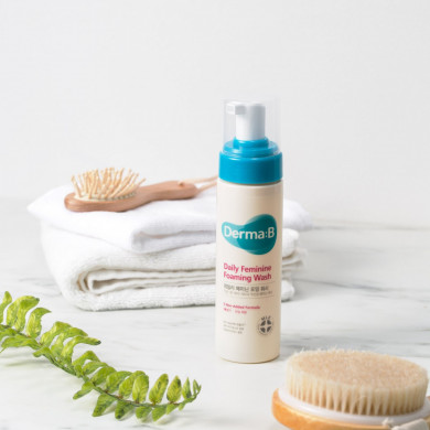 Пенка для интимной гигиены с растительными экстрактами Derma-B Daily Feminine Foaming Wash 200 мл купить в Украине 3
